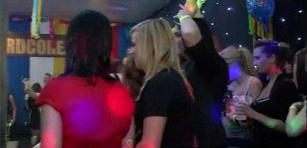  Chicks dances in club